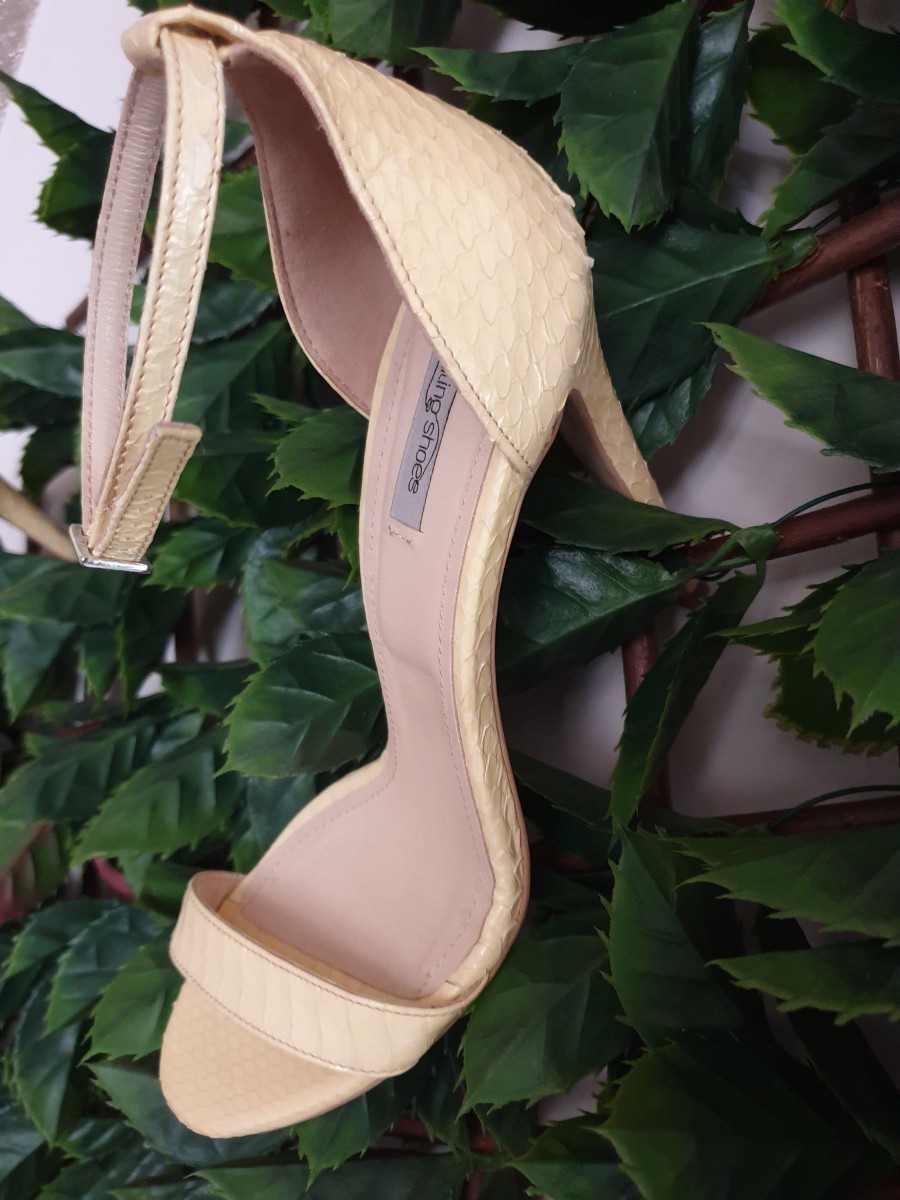 Women Smiling Shoes Sandals | The Muse Sandals Light Yellow